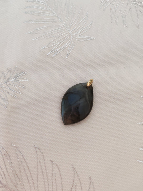 Pendentif navette labradorite - fond tissu blanc bélière dorée