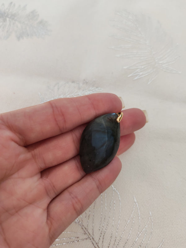 Pendentif navette labradorite tenu en main - reflets bleus labradorescence