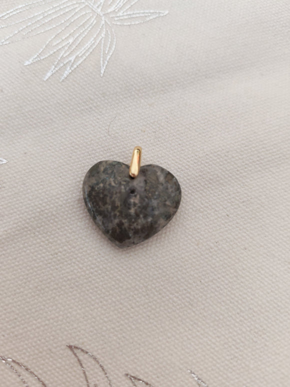 Pendentif cœur pyrite - fond tissu blanc bélière dorée