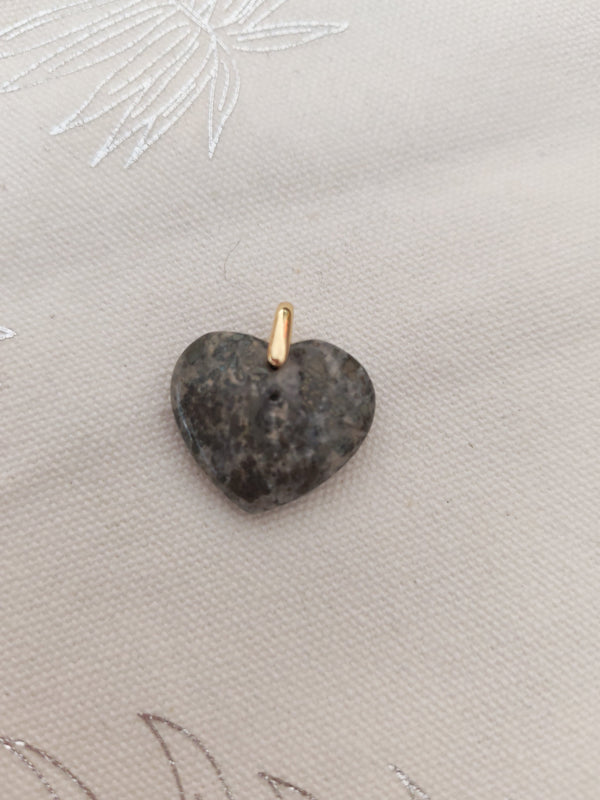 Pendentif cœur pyrite - fond tissu blanc bélière dorée