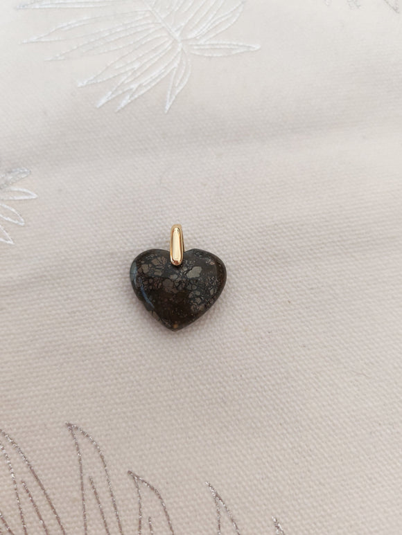 Pendentif mini cœur pyrite - fond tissu blanc bélière dorée