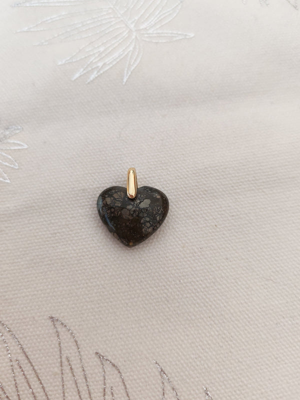 Pendentif mini cœur pyrite - fond tissu blanc bélière dorée