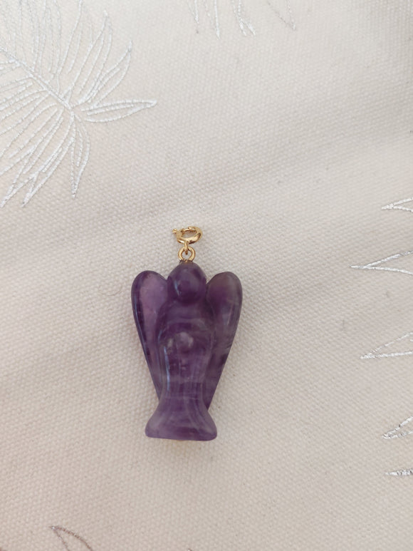 Pendentif ange améthyste sculpté - fond tissu blanc bélière dorée