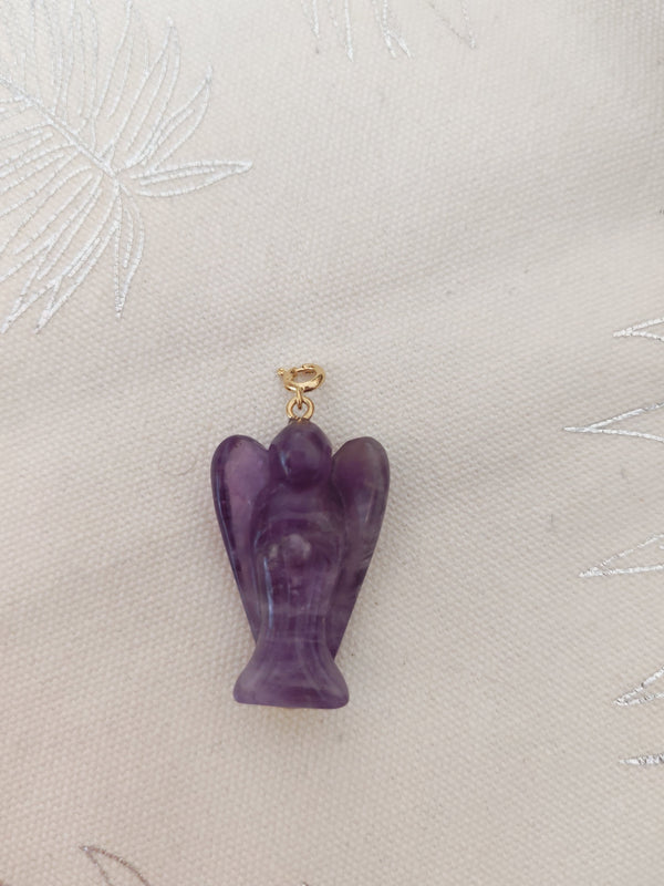 Pendentif ange améthyste sculpté - fond tissu blanc bélière dorée