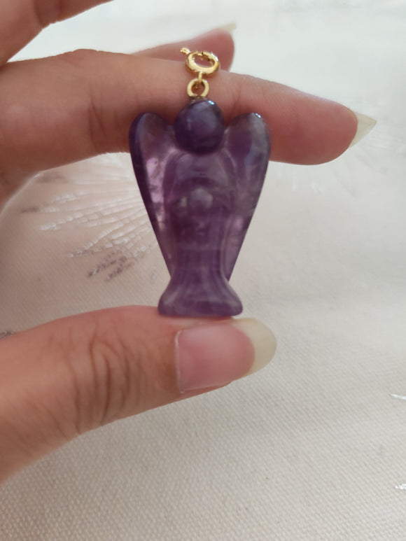 Pendentif ange améthyste - tenu en main fond blanc