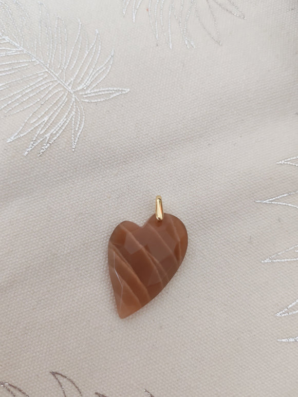 Pendentif cœur pierre de soleil - fond tissu blanc