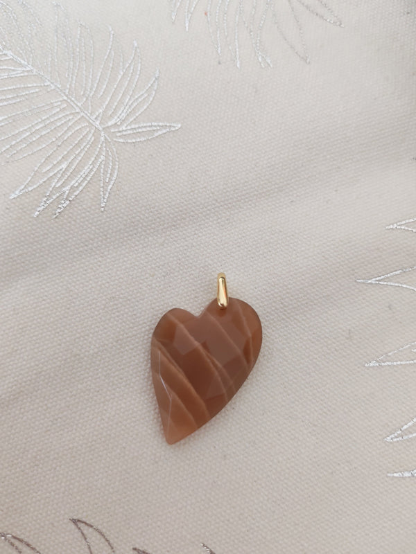 Pendentif cœur pierre de soleil - fond tissu blanc