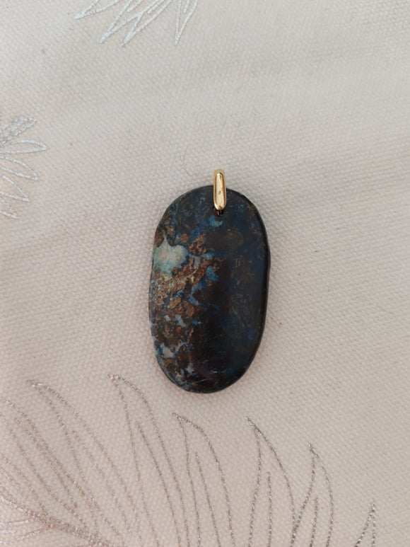 Pendentif shattuckite - fond tissu blanc