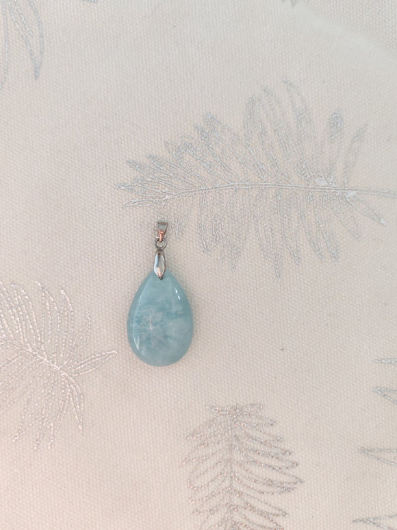 Pendentif larme aigue-marine - fond tissu blanc bélière argentée