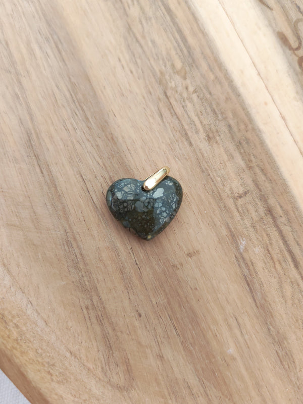 Pendentif mini cœur pyrite - posé sur bois