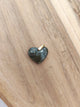 Pendentif mini cœur pyrite - posé sur bois