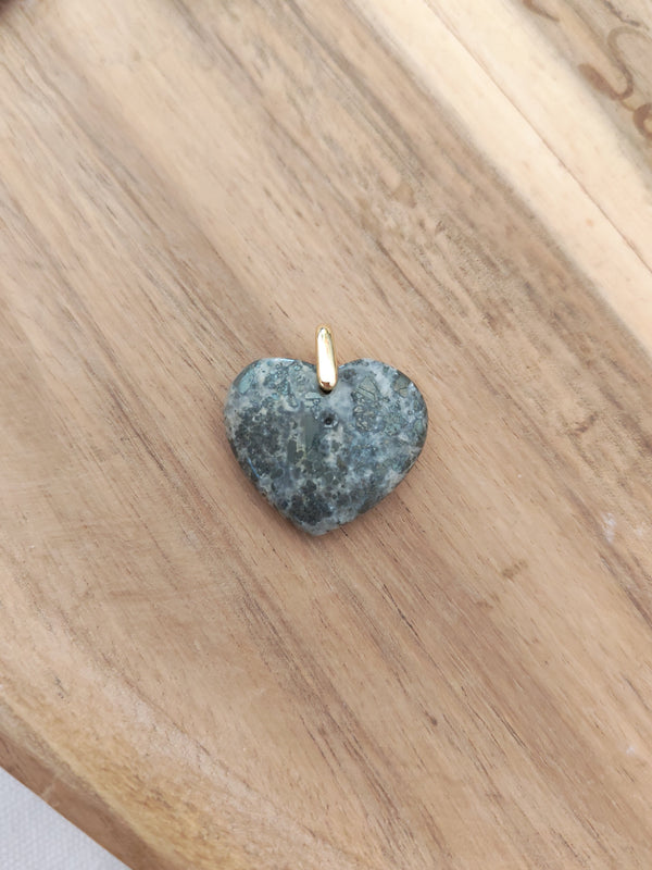 Pendentif cœur pyrite - posé sur bois