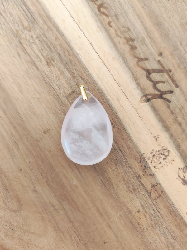 Pendentif larme quartz rose - posé sur bois