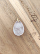 Pendentif larme quartz rose - posé sur bois