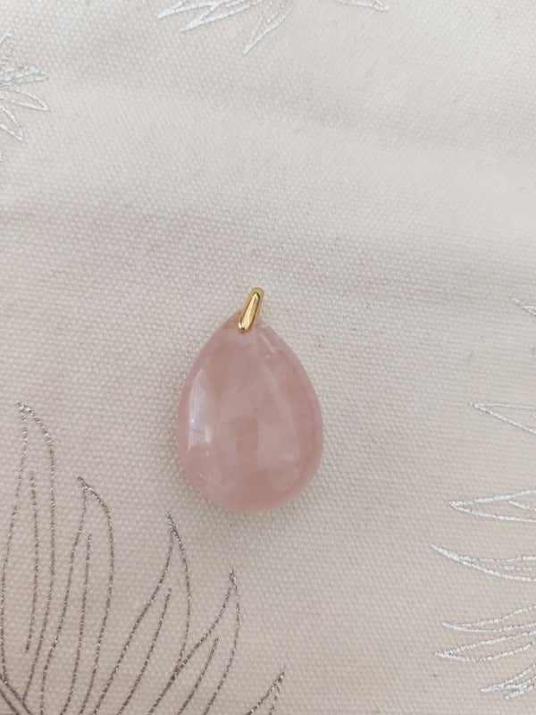 Pendentif larme quartz rose - fond tissu blanc rose poudré
