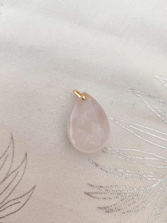 Pendentif larme quartz rose - fond tissu blanc bélière dorée