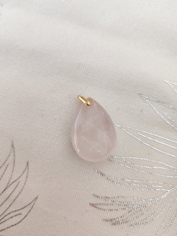Pendentif larme quartz rose - fond tissu blanc bélière dorée