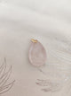 Pendentif larme quartz rose - fond tissu blanc bélière dorée