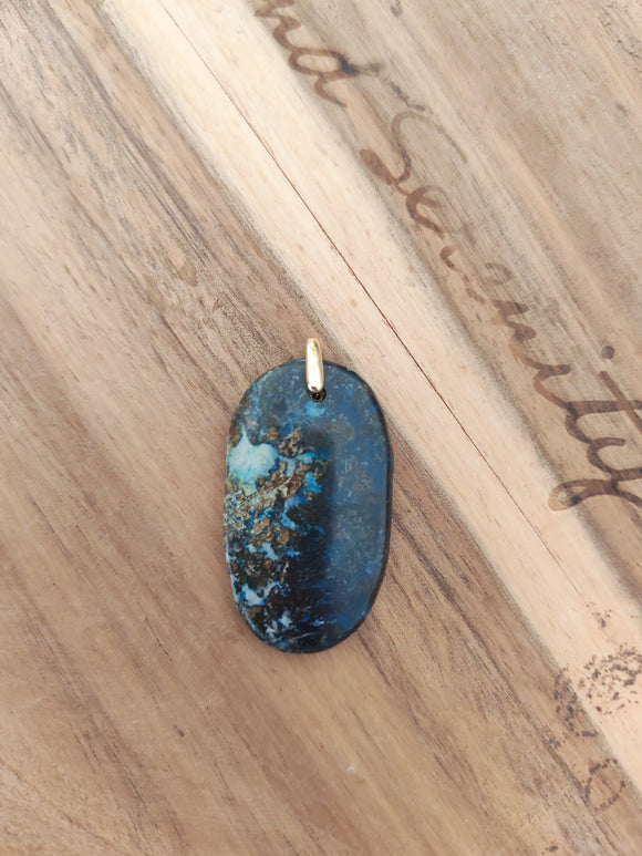 Pendentif shattuckite - posé sur bois