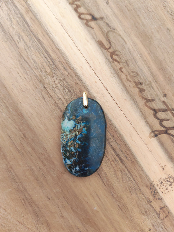 Pendentif shattuckite - posé sur bois