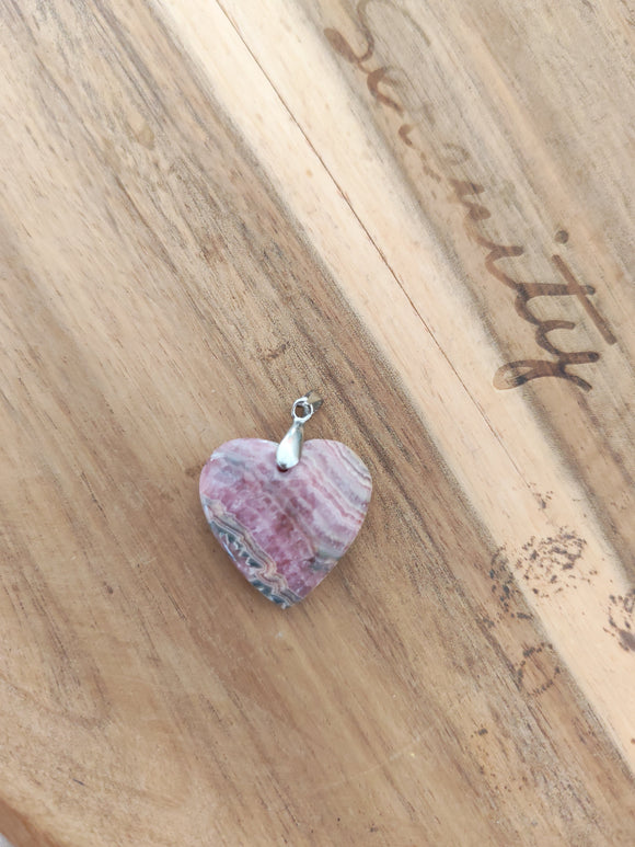 Pendentif cœur rhodocrosite bélière argent - fond bois