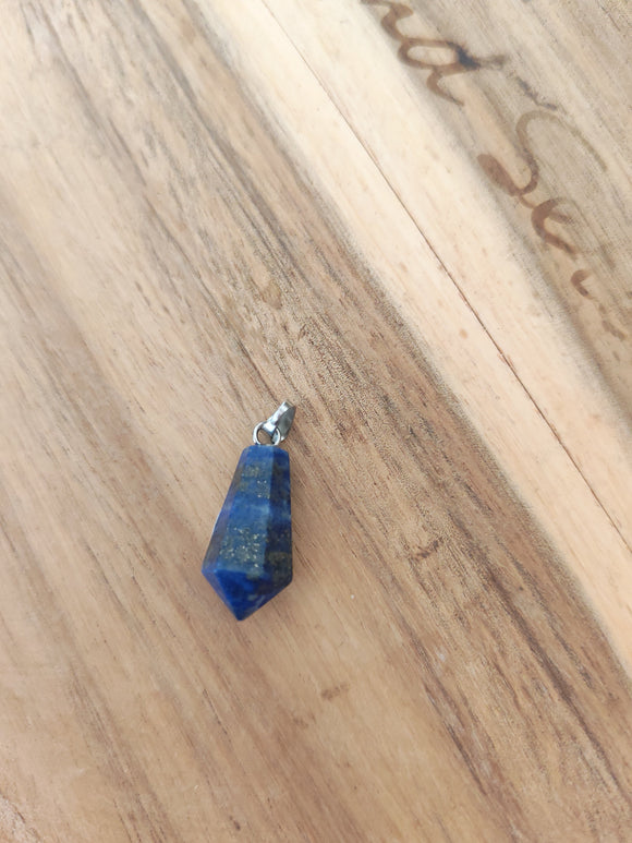 Pendentif pointe lapis lazuli - posé sur bois