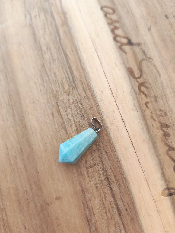 Pendentif pointe amazonite - posé sur bois