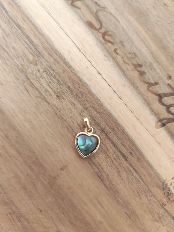 Pendentif cœur ormeau abalone - posé sur bois