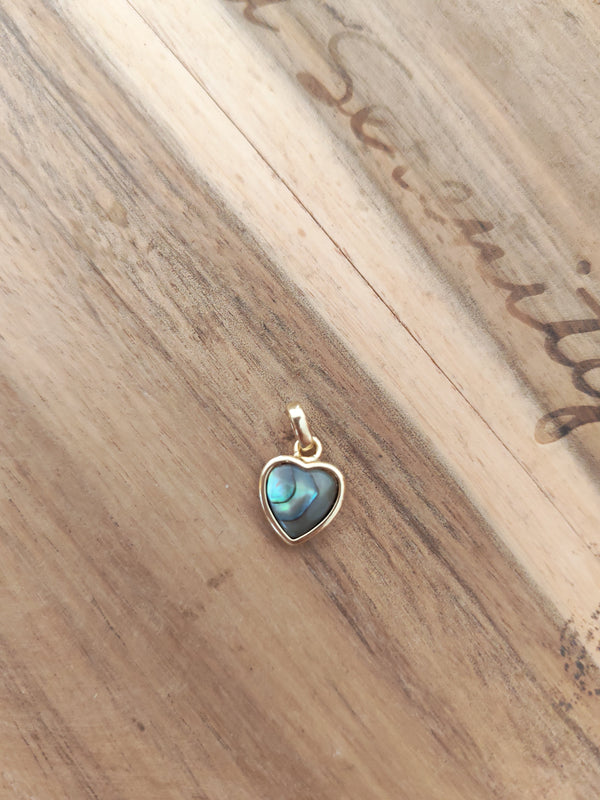 Pendentif cœur ormeau abalone - posé sur bois