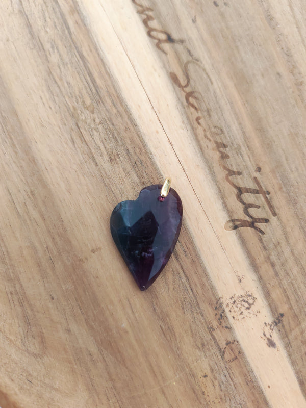 Pendentif cœur fluorite multicolore - posé sur bois