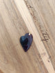 Pendentif cœur fluorite multicolore - posé sur bois