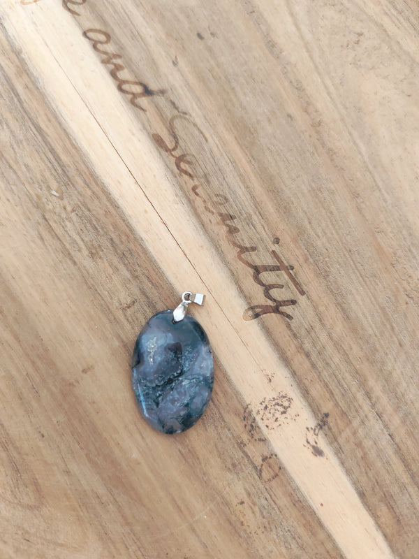 Pendentif agate mousse - posé sur bois