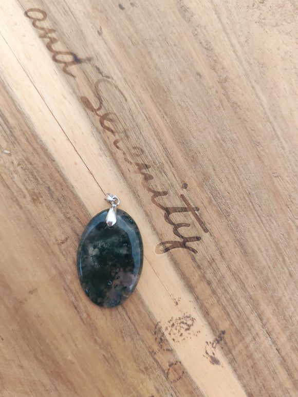 Pendentif ovale agate mousse - posé sur bois