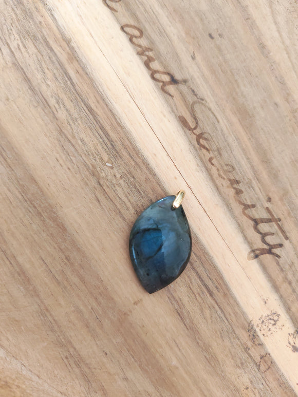 Pendentif navette labradorite - posé sur bois reflets bleus