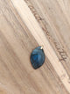 Pendentif navette labradorite - posé sur bois reflets bleus