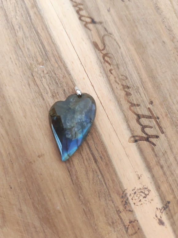 Pendentif cœur labradorite - posé sur bois
