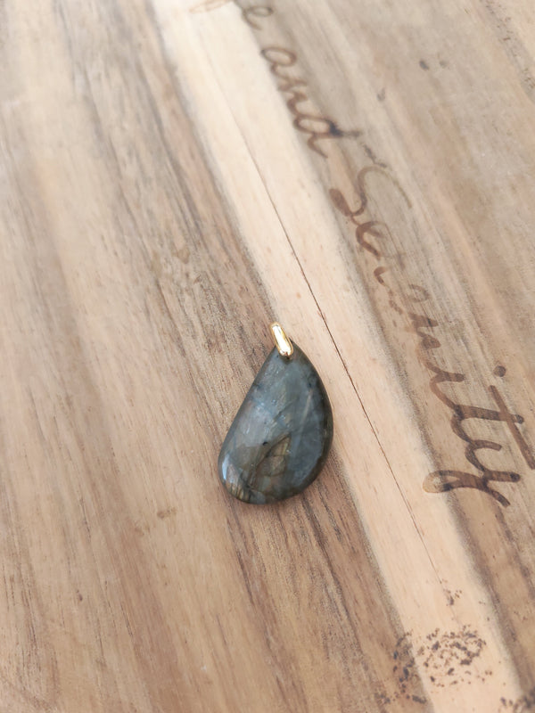 Pendentif larme labradorite - posé sur bois