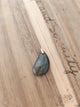 Pendentif larme labradorite - posé sur bois