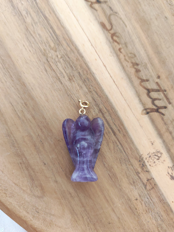 Pendentif ange améthyste - posé sur bois