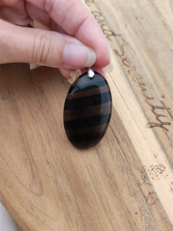 Pendentif obsidienne larme d'apache - posé sur bois