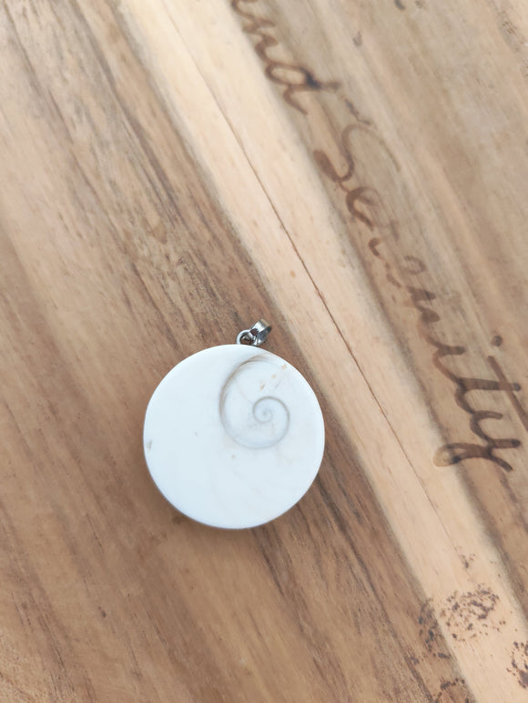 Pendentif Œil de Sainte-Lucie - spirale naturelle nacrée