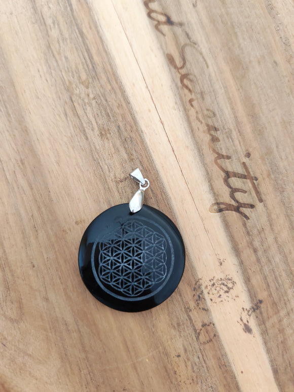 Pendentif obsidienne noire fleur de vie - posé sur bois