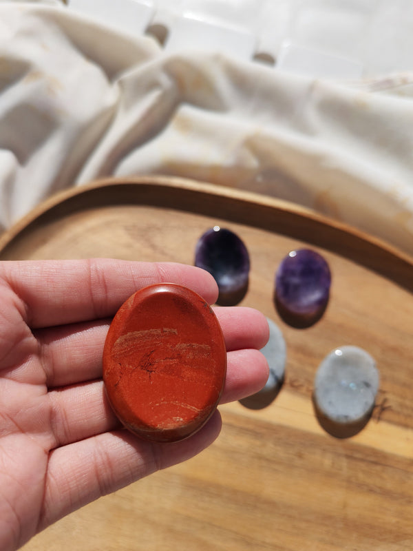 Pierre anti-stress ovale labradorite grise vue de face pierre naturelle