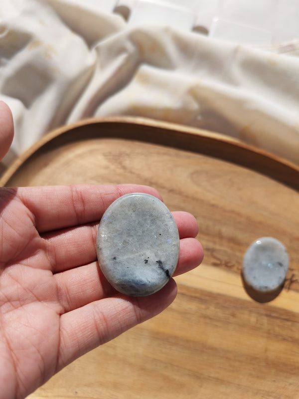 Pierre anti-stress ovale labradorite grise vue profil pierre naturelle