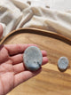 Pierre anti-stress ovale labradorite grise vue profil pierre naturelle