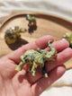 Grande tortue sculptée en serpentine jaune-noir tenue en main vue de dessus