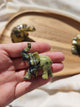 Grande tortue sculptée en serpentine jaune-noir tenue en main vue de profil