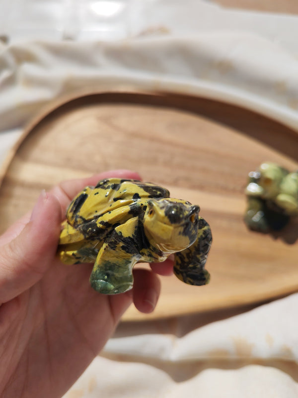 Tortue sculptée en serpentine vert foncé tenue en main vue de profil