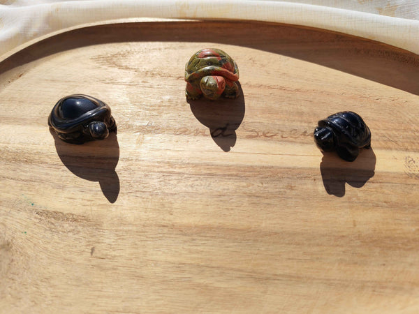 Tortue Sculptée en Pierre Naturelle – Obsidienne ou Unakite | Lithothérapie