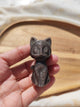 Chat Luna Sculpté en Obsidienne Argentée – Statuette Pierre Naturelle